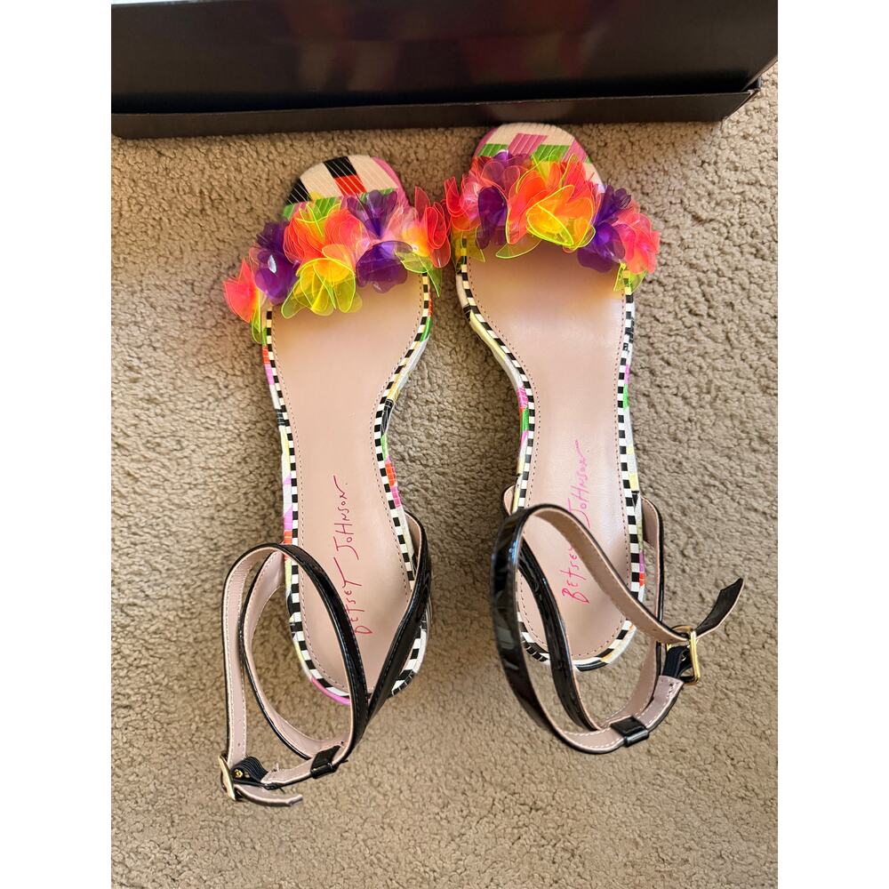 Betsey Johnson Flower Chunky Heel Sandal Size 9 - Picture 2 of 4